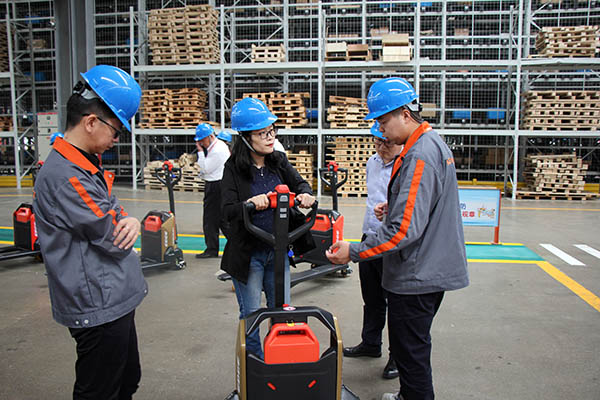 智能自动导引运输车 智能自动导引运输车